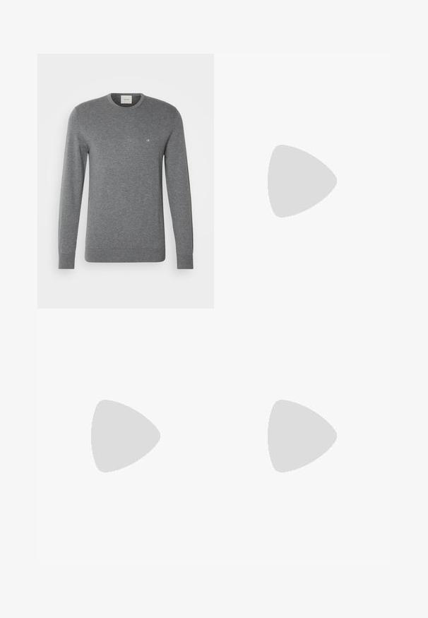 Grauer Baumwollpullover mit Rundhalsausschnitt und langen Ärmeln. Verfügt über ein kleines "ck"-Logo auf der Brust sowie über gerippte Bündchen und Saum.; Schwarze Jeans mit geradem Bein, sichtbaren Nähten und einem Frontknopfverschluss. Enthält zwei Seitentaschen und zwei Gesäßtaschen.; Schwarzer Leder-Schnürschuh mit abgerundetem Zeh, glatter Textur, minimaler Naht und niedrigem Gummiabsatz. Logo auf der Ferse.; Schwarze Duffel-Tasche aus strukturiertem Kunstmaterial. Verfügt über zwei Griffe und einen verstellbaren Schultergurt. Einfaches Design ohne sichtbare Muster.