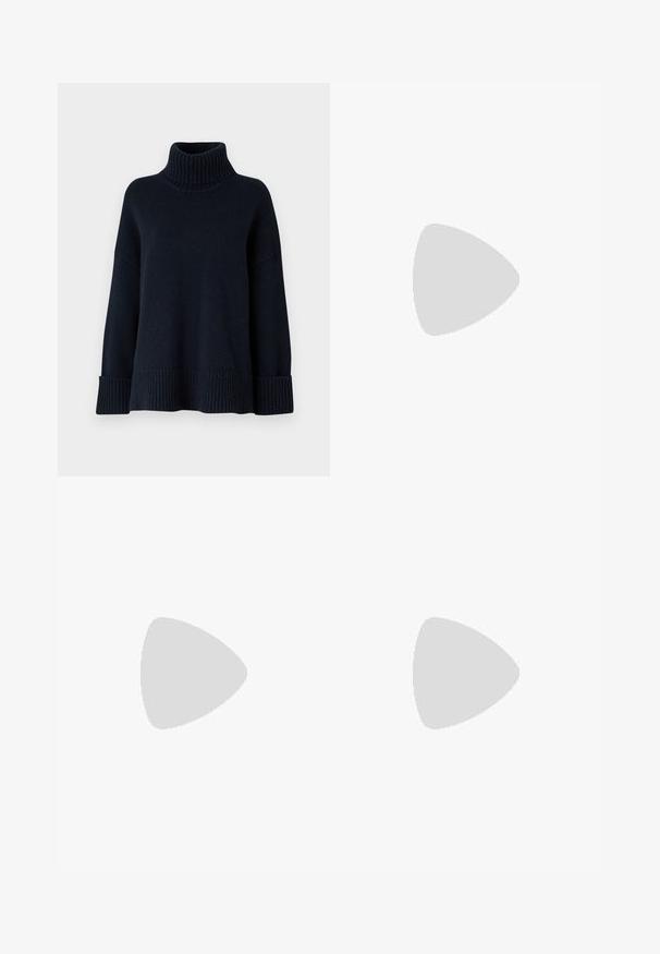 Maglione a collo alto di un blu navy scuro con texture a coste, vestibilità ampia e polsini larghi. Presenta un colletto alto e un design in un colore uniforme.; Pantaloni neri a gamba larga realizzati in tessuto morbido, con un design a vita piatta, dettagli plissettati e passanti per cintura in vita.; Cappotto grigio su misura con taglio dritto; abbinato a stivali in pelle nera al ginocchio con punta quadrata e tacco grosso.; Borsa a tracolla in pelle grigia con una texture liscia, cinturino a catena dorata e un accento del logo dorato sul fronte. Chiusura con zip sulla parte superiore.