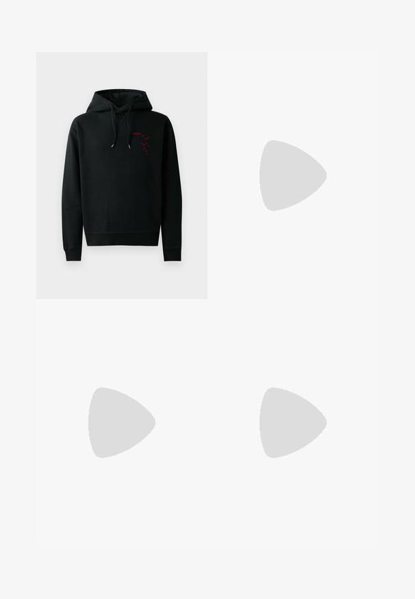 Zwarte hoodie met een kangoeroezak, voorzien van een rode bedrukte logo op de borst. Trekkoorden met zilveren punten en ribgebreide manchetten. Katoenen materiaal.; Zwarte katoenen T-shirt met een afbeelding van twee duiven en de tekst "FROM PARIS WITH ❤️" in wit en roze. Korte mouwen en een ronde hals.; Zwarte denim broek met een relaxed fit, voorzien van gouden sterversieringen in hartvorm langs de zijkanten en een standaard vijf-pocket ontwerp.; Zwarte leren instappers met een ronde neus, voorzien van een gouden hardware accent en stikdetails, geplaatst op een lage, getextureerde rubberen zool.