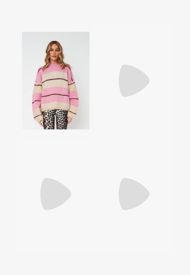 Gestreifter Pullover in Pink, Beige und Dunkelbraun, aus weichem, strukturiertem Stoff. Verfügt über einen lockeren Schnitt und weite Ärmel.; Weiße weite Jeans aus Denim mit sichtbaren Nähten. Verfügt über einen Knopfverschluss und eine leichte Textur. Taschen auf der Vorderseite.; Beige Wildleder Stiefelette mit spitzer Zehenform und geformtem Absatz, versehen mit vertikalen Nahtakzenten an den Seiten.; Silberne Creolen mit glänzender Oberfläche und DKNY-Logo, vor einem schlichten weißen Hintergrund präsentiert.