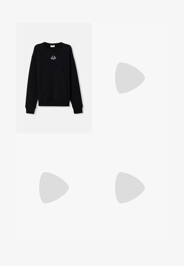 Sweat-shirt noir en tissu doux, avec un col rond et des manches longues. Il présente un motif brodé au centre.; Chemise blanche à boutons avec un col classique, des manches longues et un ourlet arrondi ; présente un petit logo orange en bas à gauche.; Jeans en denim déchiré de couleur vert clair, avec une coupe droite, un design à cinq poches et un délavage inégal agrémenté de taches de peinture.; Mocassins en cuir noir avec une texture lisse, bout rond et une sangle décorative sur le dessus. Talon bas empilé, design minimaliste.