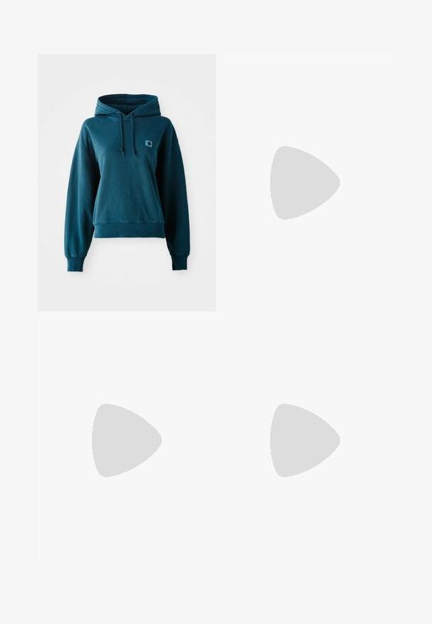 Sweat à capuche teal en tissu doux, avec un cordon de serrage à la capuche, des bords côtelés aux poignets et à l'ourlet, et un petit logo brodé sur la poitrine.; T-shirt Adidas gris charbon à manches courtes avec un petit graphique néon vert représentant des haut-parleurs, un soleil et le logo Adidas sur la poitrine gauche.; Chemise à manches longues beige à motifs avec col blanc. T-shirt noir. Short en mesh blanc avec des bordures vertes. Tous portent des baskets blanches.; Baskets noir et blanc avec une tige en suède et cuir, comportant trois rayures blanches, un bout perforé et une semelle en caoutchouc gum.
