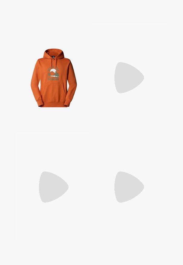 Felpa arancione con cappuccio e tasca frontale, caratterizzata da una grafica di montagne, alberi e sole, oltre al testo "Non smettere mai di esplorare."; Pegador BARROW - Jeans loose fit - sand washed blue; Mocassino in pelle nera con un'accento a frange, dotato di una suola nera spessa e cuciture gialle lungo il bordo. Finitura testurizzata.; Collana in metallo argentato a tre strati caratterizzata da catene sottili e flessibili con una leggera lucentezza, fissata con un gancio a molla e una catena regolabile.