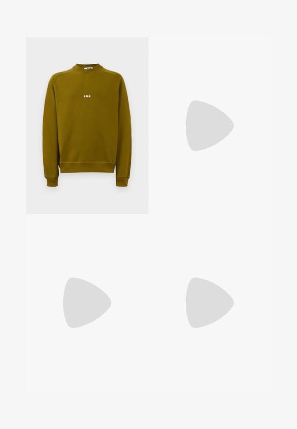 Sudadera de manga larga verde oliva con cuello redondo y pequeño logo blanco "MSGM" centrado en el pecho.; Pantalones beige claros hechos de una tela suave, con un corte recto, dos bolsillos laterales y un cierre frontal de botón. Textura ligera y suave.; Mocasines de cuero negro con una textura suave, puntera redondeada y una tira decorativa en el empeine. Tacón bajo apilado, diseño minimalista.; Gafas de sol rectangulares negras con lentes oscuros, marco de plástico grueso, acentos dorados en las patillas y logotipo de la marca grabado en el brazo.