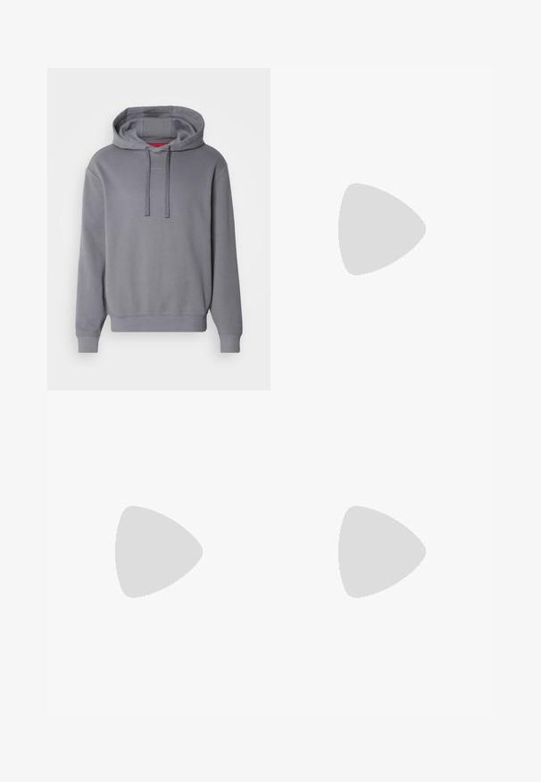 Grå huvtröja med kängurufickor, dragsko på huven och ribbade ärmslut. Har subtil "HUGO" logotyp på bröstet. Mjukt tyg.; Vit bomulls T-shirt med rundad halsringning, korta ärmar och en diskret präglad logotyp på bröstet. Inuti finns en etikett med en orange accent.; Blå denimjeans med hög midja, rak bendesign och subtila blekningar. Har klassisk femficksdesign och dragkedja.; Vitaidrottsskor i mesh och mocka med en strukturerad mellansula, texturerade accenter och "HUGO"-logotypen på sidan.