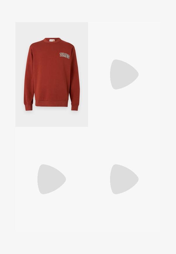 Bordeaux sweatshirt van zacht stof, met een ronde hals, ribgebreide manchetten en een borduring op de borst met de tekst "TIMBS" in witte letters.; Witte polo met een gestructureerde stof, korte mouwen en een ritssluiting bij de kraag. Bevat een grijs logo op de linkerkant van de borst.; Zwarte broek met een rechte pijpdesign, voorzien van een zilveren metalen karabijnhaak en twee zijzakken. Gemaakt van een gladde stof.; Zwarte sportschoen met een bovenwerk van mesh en suede, met een gestructureerd ontwerp en een robuuste, gewatteerde grijze zool.