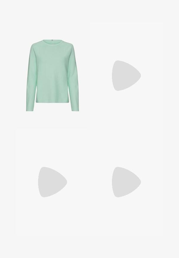 Lys mintgrøn strikket trøje, lange ærmer, rund halsudskæring, ribbet tekstur, casual pasform, ingen synlige mønstre eller hardware detaljer.; Hvide højtaljede jeans med bred benåbning, lavet af denim; har fem lommer, kobbernitter og en lynlåslukning.; Chunky hvide sneakers lavet af tekstureret mesh og syntetiske materialer, med en tyk sål og intrikate mønsterdetaljer langs siderne.; Hobo taske i lys beige læder med en rund silhuet, slank skulderrem og lynlåslukning øverst. Glat tekstur med minimale accenter.