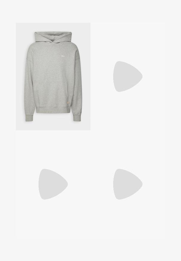 Levi's® GOLD TAB HOODIE - Kapucnis pulóver - medium vintage grey; Három darabból álló alap pólószett fekete, fehér és világosszürke színekben. Rövid ujjú, kerek nyakú, sima pamut anyagból készült. A márka logója látható.; Világoskék farmernadrág, laza szabással, egyenes lábbal és standard varrással, fekete sportcipővel párosítva.; Bézs velúr sportcipő három sötétkék csíkkal, fehér fűzőkkel és világosbarna gumi talppal. A nyelvén logó található, valamint a "CAMPUS" felirat.
