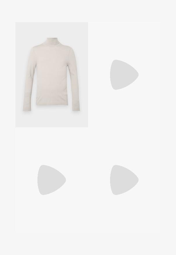 Suéter de cuello alto beige claro hecho de un tejido suave, con mangas largas y un diseño ajustado, con un cuello y puños acanalados.; Camisa de algodón blanca de manga larga con cuello redondo, aberturas laterales en la parte inferior y una textura suave, exhibida desde la parte de atrás.; Jeans de mezclilla azul claro con un diseño de pierna recta, cinco bolsillos, cierre de botón, ligeramente desgastados y detalles de costura en contraste.; Zapatilla blanca con parte superior de cuero liso y perfil bajo. Presenta una puntera redondeada, seis ojales y una suela de goma texturizada.