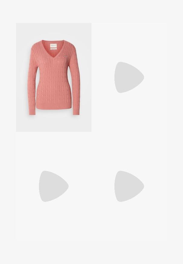 Rosa V-ringad tröja gjord av texturerad stickad tyg, med ett kabelmönster och ribbade muddar och nederkant. Litet logotypdetalj på bröstet.; Mörkblå vida jeanstights i denim. Har en bältesmidja med flera knappar, framfickor och en ren finish vid fållarna.; Sportskor med överdel i vit läder, grå mocka på tårna och tre svarta ränder. Har en blå logotyp på tungan och en texturerad gummisula.; Vävd läderhandväska i tan, oval form med ett tjockt flätat handtag, med dragkedjestängning och glänsande yta.