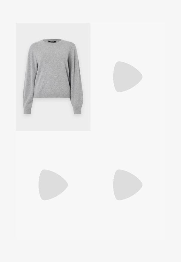 Maglione a girocollo grigio chiaro realizzato in materiale morbido. Presenta un collo rotondo, maniche lunghe e una vestibilità comoda con polsini e orlo a coste.; Jeans a gamba larga in denim blu scuro, con design classico a cinque tasche, cuciture visibili e chiusura frontale con bottoni.; Scarpa con tacco alto in pelle nera, con punta affusolata, texture liscia e tacco rastremato. Design minimalista, senza ulteriori decorazioni.; Borsa a tracolla in pelle nera con una texture morbida, forma triangolare e tracolla regolabile, abbinata a una camicia a righe blu chiaro e pantaloni bianchi.