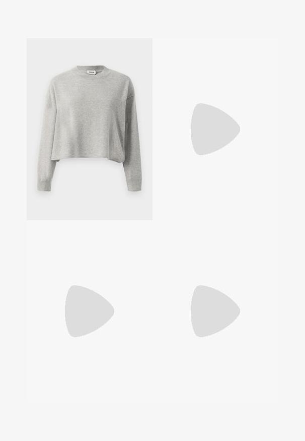Hellgrauer, beschnittener Pullover mit langen Ärmeln, gerippten Bündchen und Rundhalsausschnitt, aus weichem Strickstoff gefertigt.; Blaue und cremefarbene gemusterte weit geschnittene Hosen mit einem elastischen Bund. Das Material wirkt leicht und strukturiert. Besitzt unregelmäßige Formen im gesamten Design.; Schwarze Leder-Mules mit spitzem Zehenbereich und niedrigem Blockabsatz. Glatte Textur mit elegantem Design. Offene Rückseite mit minimaler Gestaltung.; Zartrosa, glatte Lederhandtasche mit gerafftem oberen Teil, Kordelzugverschluss und dünnem Tragegurt. Mit einem dezenten Calvin Klein-Logo auf der Vorderseite.