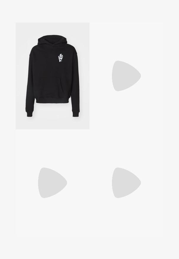 Sudadera con capucha negra, con bolsillo frontal y un diseño de mano blanca impresa en el lado izquierdo del pecho. La tela es suave y ligeramente texturizada.; Camiseta negra de algodón de Nike con un clásico cuello redondo, mangas cortas y un sutil logo en relieve en el pecho. Textura suave.; Pantalones de chándal gris claro, hechos de una tela suave y ligera con acentos negros. Cuentan con una cintura elástica con cordón y bolsillos laterales.; Zapatillas deportivas negras con una parte superior texturizada, detalles de malla, suela redondeada con amortiguación visible y cordones negros.