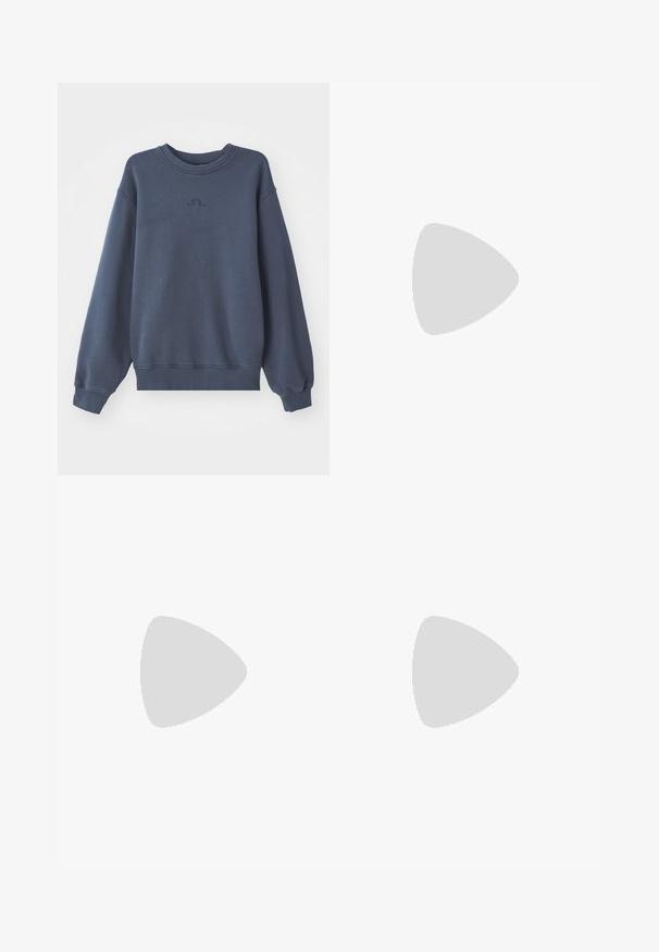 Tamsiai mėlynas džemperis, pagamintas iš tekstūrinio audinio, su giliu apykaklės ir rankovių raštu. Mažas siuvinėtas logotipas ant krūtinės.; Balti medvilninė marškinėliai su trumpomis rankovėmis, apvali apykakle ir subtiliu šviesios spalvos „Levi's" logotipu priekyje.; Tamsiai mėlynos džinsinės kelnės su tiesiu kirpimu, penkiomis kišenėmis, kontrastingomis oranžinėmis siūlėmis ir mygtukų užtrauktuku. Nėra matomų raštų ar papuošimų.; Juodas odinis suknių batelis su apvalia nosimi, raišteliais ir žemu, sukrautu kulnu. Lygus paviršius su minimaliais siuvinėjimo detalėmis.