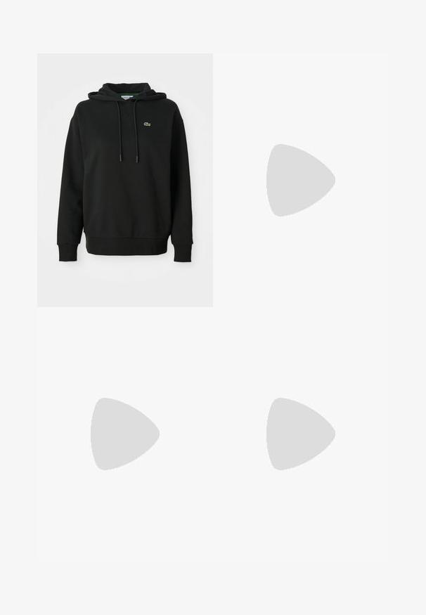 Svart hettegenser laget av mykt stoff, med kengurulomme, snorhette og en liten grønn Lacoste-logo på brystet.; Svart bomull T-skjorte med rund hals, korte ermer og en liten grønn brodert logo på venstre bryst. Enkelt design.; Svarte vide bukser med elastisk midjebånd. Laget av et mykt og lett materiale. Har vertikale sømmer langs fronten.; Hvite og grå joggesko med mesh-overdel, svarte detaljer og teksturert såle. Har snøring, merkevare og kontrasterende designelementer.