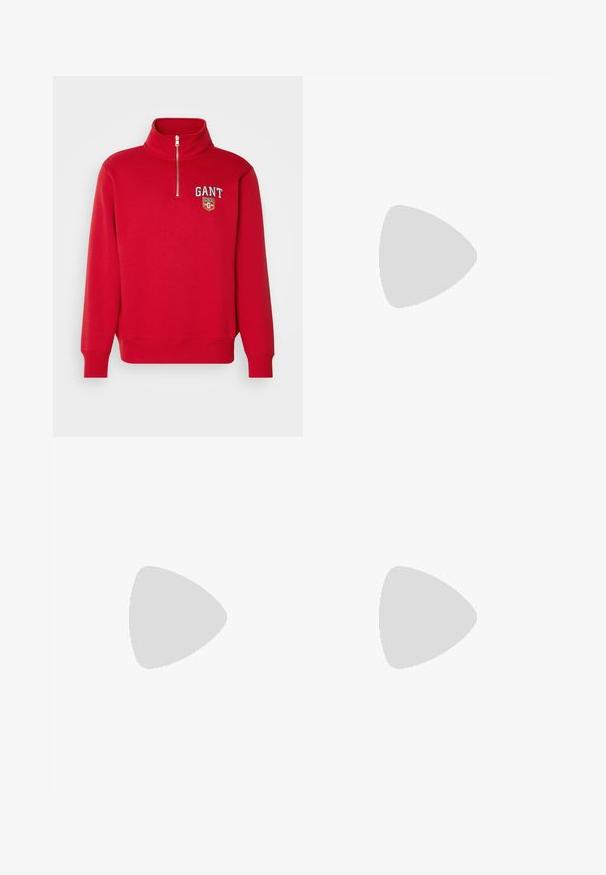 Röd sweatshirt med hög krage och halvdragkedja. Har en broderad logotyp på bröstet. Mjuk tyg med en enkel struktur.; Svart t-shirt med kort ärm i texturerad tyg och rund halsringning. Har en logotypetikett på den nedre sidan.; Svarta vida byxor med slät front, två sidofickor, veckad design och en kontrasterande röd midjeresår.; Svarta läderloafers med en texturerad frontpanel och släta sidor. Utrustade med en smal klack och en bakre ögla för enkel påtagning. Klassisk design.
