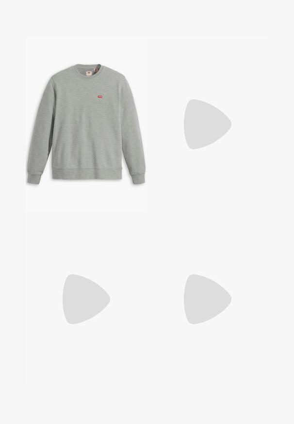 Szürke pulóver, puha anyagból készült. Kerek nyakú, hosszú ujjú fazon. A mellkasán egy kis piros Levi's logó látható.; Két rövid ujjú póló: az egyik fehér, a másik fekete. Mindkettő pamutból készült, a mellkason piros Levi's logóval. Egyszerű, környakú kialakítás.; Világoskék farmernadrág egyenes szabásban, öt zsebbel, gombos záródással és finom kopással az anyagon.; Fehér bőr alacsony szárú sportcipők perforált orral, lapos fűzőkkel és minimalista kialakítással. Világoskék farmernadrággal párosítva.