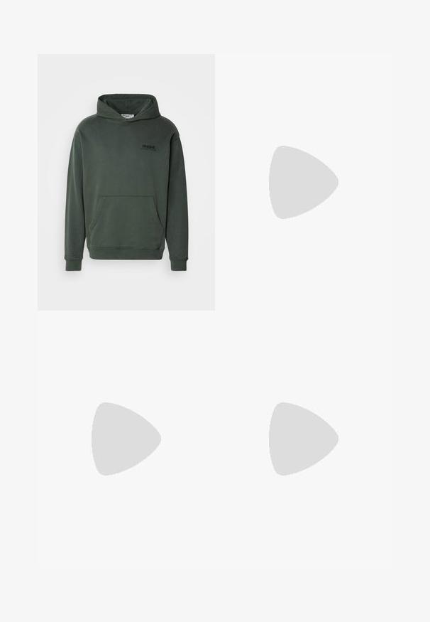 Marc O'Polo DENIM PRINT - Mikina s kapucňou - teal green; Biela dlhá bavlnená tričko s dlhým rukávom. Dizajn s okrúhlym výstrihom a rebrovanými manžetami, malá nášivka na ľavom rukáve. Hladká textura.; Olive zelené cargo nohavice, vyrobené z bavlny, so širokým strihom, záhybmi a bočnými vreckami pre väčšiu praktickosť.; Biele plátno vysoké tenisky s gumovou podrážkou, s kovovými očkami v striebornom odtieni a červenými a námorníckymi pruhmi pozdĺž podrážky.