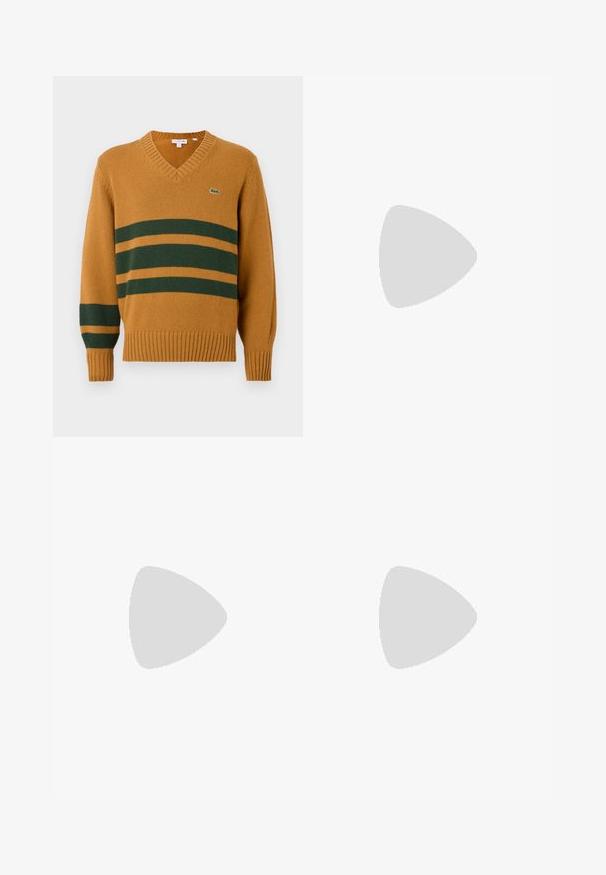 Senfgelbes V-Ausschnitt-Sweatshirt mit dunkelgrünen horizontalen Streifen über der Brust und dem linken Ärmel, mit einem kleinen Krokodil-Logo auf der Brust.; Kurzarm-Polo-Shirt aus hellbraunem Rippstoff mit V-Ausschnitt, schwarzem Besatz an Kragen und Ärmeln sowie geradem Saum.; Khakifarbene Baumwollhose mit geradem Bein, ausgestattet mit einem Knopfverschluss, zwei vorderen Taschen und einer glatten Textur.; Beige Wildlederschuhe mit runder Zehenform, flacher Gummisohle und Schnürverschluss. Glatte Textur und minimalistisches Design mit dezenten Nähten.