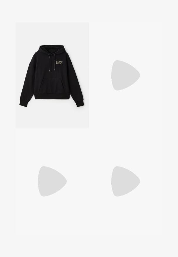 EA7 Emporio Armani Felpa - black; Pantaloni bianchi a gamba larga realizzati in cotone con una texture liscia. Presentano un bottone anteriore, una zip e un design a quattro tasche.; Slingback con tacco in vernice nera con punta affusolata, caratterizzato da una stampa a serpente testurizzata, cinturino regolabile e un tacco corto e testurizzato.; Borsa a tracolla nera in pelle con due tasche frontali, fibbie dorate, chiusura con zip e una tracolla sottile. Superficie texturizzata e forma rettangolare compatta.