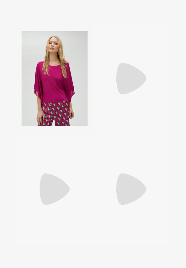 Top surdimensionné fuchsia avec une texture douce et des manches larges, assorti à un pantalon à motifs vibrants comportant des formes géométriques en rouge, bleu et beige.; Pantalon culotte noir en polyester avec une taille élastique, deux plis avant et une silhouette ample. Pas de motifs visibles ni de détails matériels.; Bershka Sandales à talons hauts - black; Sac à main en cuir verni noir avec une forme incurvée, une bandoulière, des poches avant et des accents en métal argenté.