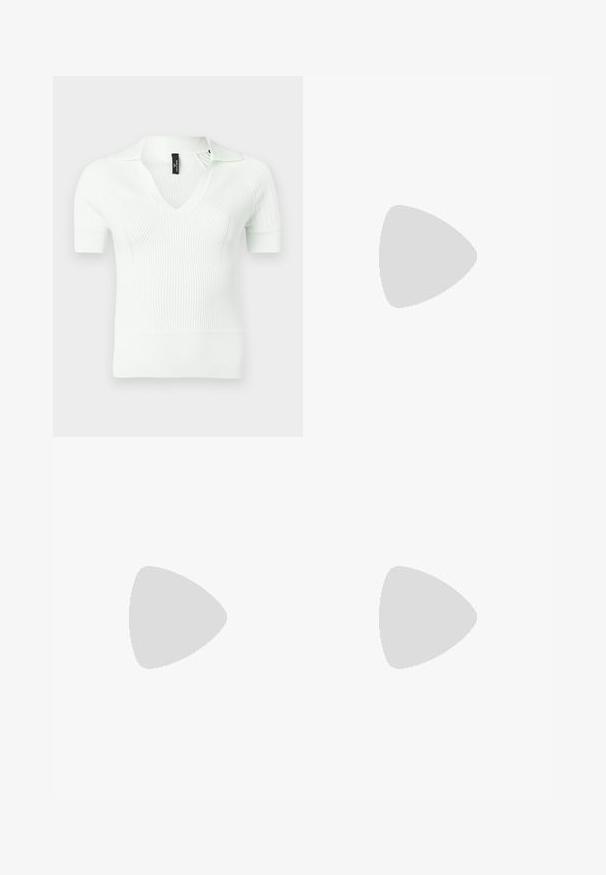 Weißes, geripptes Poloshirt aus Strick mit V-Ausschnitt und kurzen Ärmeln, mit strukturierter Oberfläche und dezentem Glanz.; Weiße weit geschnittene Hose aus leichtem Stoff. Mit einem elastischen Bund und Kordelzug sowie Seitentaschen. Glatte Textur.; Weiße High-Heel-Sandale mit einem klobigen Absatz, die über ein Riemchendesign und ein Knöchelband verfügt. Glatte Textur mit einer Plattform vorne für zusätzliche Höhe.; Braune Stoffschultertasche mit einem breiten, runden Körper und einem großen Ausschnittgriff. Sanfte Textur, minimalistisches Design und keine sichtbaren Beschläge.