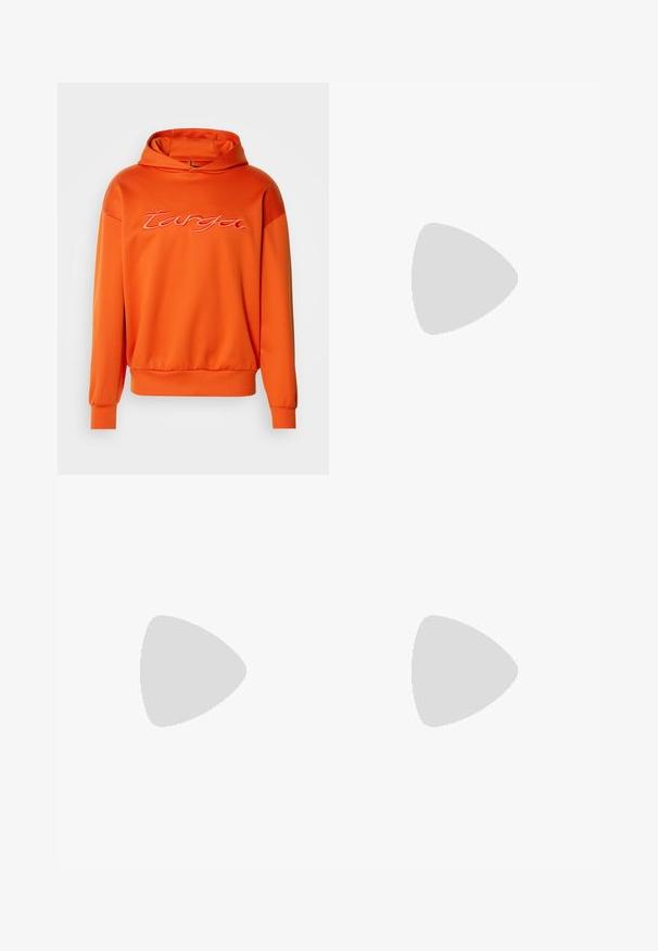 Felpa arancione realizzata in tessuto morbido, caratterizzata da un grande logo ricamato "targa" di un arancione più chiaro, con una vestibilità comoda e polsini a coste.; Camicia bianca a maniche lunghe con bottoni in cotone. Presenta un colletto classico, polsini a bottone e un piccolo logo ricamato in blu navy sul petto.; Jeans in denim blu chiaro con una vestibilità slim, design a cinque tasche e leggere sfumature. Presentano una chiusura con bottoni e orlo cucito.; Scarpa sportiva grigia con tomaia in camoscio e tessuto, swoosh Nike bianco e lacci bianchi. Presenta una suola in gomma testurizzata e un collare imbottito.