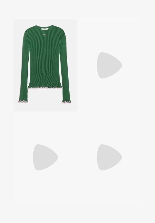 Top verde de manga larga con cuello redondo y puños acampanados, que presenta bordes en forma de ola en rosa y un pequeño logo bordado en el pecho.; Blusa de manga larga colorida con rayas verticales en rosa, amarillo, verde y naranja. Hecha de una tela suave con cuello tipo polo y cierre de botones al frente.; Pantalones de pierna ancha con cintura elástica, presentando rayas verticales en colores pastel: amarillo, rosa, verde, azul y púrpura claro. Textura suave.; Bailarina de piel negra con punta redondeada, textura suave, detalle de costura minimalista y diseño de suela flexible.; Bolso de mano de cuero azul con una forma estructurada, doble asa corta, correa desmontable, herrajes en tono plateado y logo de la marca en relieve.