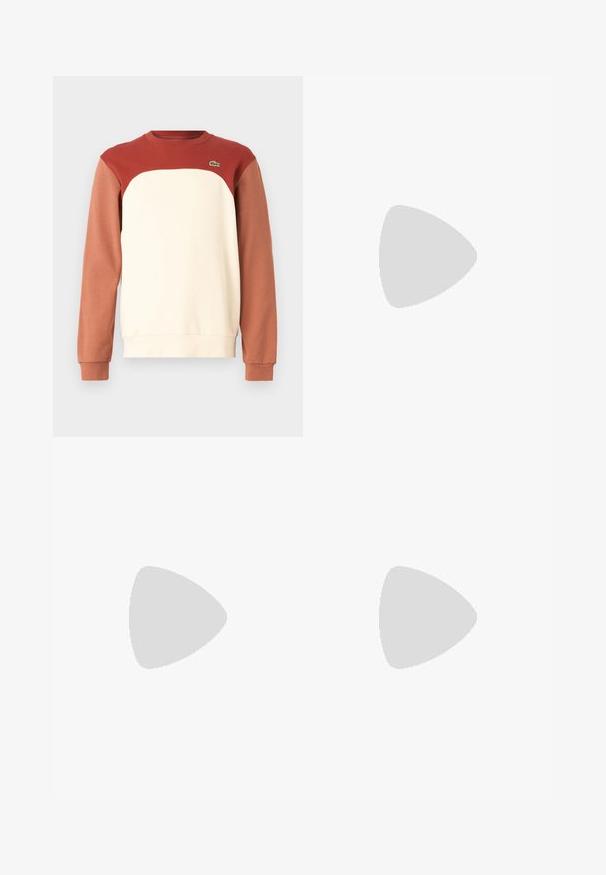 Sudadera con cuello redondo que presenta una sección superior roja, un medio color crema y mangas inferiores marrones. Confeccionada en una tela suave con un pequeño detalle del logo.; Jeans de mezclilla azul claro con un corte amplio, piernas rectas, diseño de cinco bolsillos y cierre de botón en la cintura. Detalle de costura minimalista.; Zapatillas Lacoste en gris oscuro con material de malla y sintético, que cuentan con una suela texturizada y detalles en marrón en el cuello y la marca.; Riñonera en estampado de tie-dye azul oscuro con cremallera en la parte superior, material texturizado y un detalle de logotipo prominente en la parte frontal.