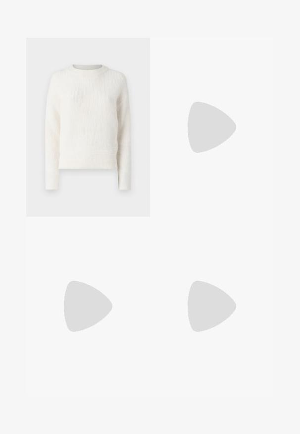 Cremiger, gerippter Strickpullover mit runder Halslinie, langen Ärmeln und cropped Saum. Weiche Textur mit subtilen horizontalen Linien.; Weite Hosen aus schwarzem Stoff mit hohem Bund, die eine saubere Verarbeitung und glatte Textur aufweisen. Keine sichtbaren Beschläge oder Muster.; Zign Stiefel - black; Schwarze ovale Sonnenbrille mit dunklen Gläsern und glänzendem Kunststoffrahmen. Mit goldenem Logo am Bügel, das ein elegantes und modernes Design bietet.
