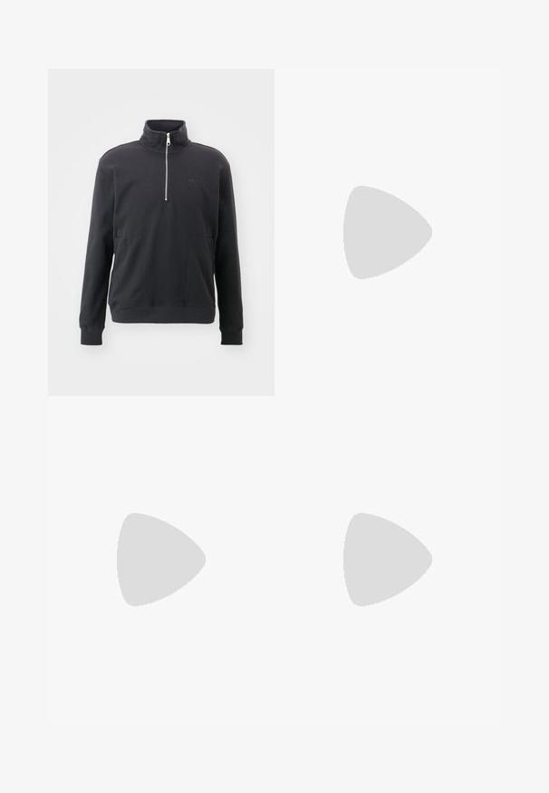 Pullover preto com fecho de quarto feito de tecido texturizado. Apresenta um colarinho alto, dois bolsos frontais e um pequeno logotipo no peito.; T-shirts brancos de algodão, mangas curtas, design de gola redonda, com textura lisa, empilhados em fila, com uma marcação subtil na gola.; Calções pretos em algodão com uma cintura elástica, costuras laterais e um pequeno logótipo branco na perna esquerda. Textura suave, design até ao joelho.; Sneakers pretos com parte superior em camurça e sintético, apresentando três riscas brancas, sola de borracha texturizada e etiqueta azul no linguete.