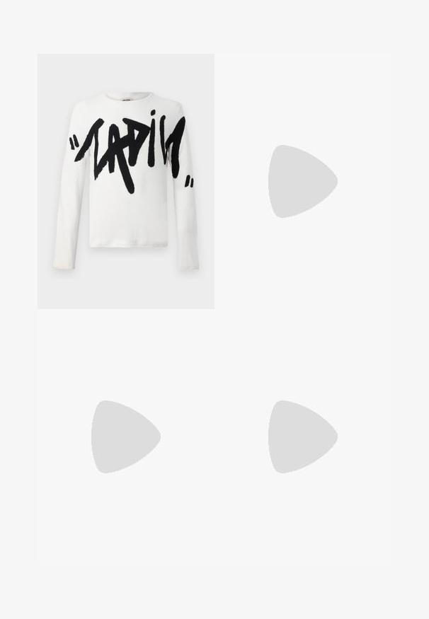 Bijela košulja dugih rukava s velikim crnim natpisom "LADIES." Meki materijal s okruglim izrezom i klasičnim krojem.; Svijetloplave traperice s visokim strukom, ravnim nogavicama i istrošenim detaljima na desnoj bedrima i lijevom koljenu.; Bijele tenisice s akcentima od antilopa, zaobljenim vrhom, ravnim vezicama i krem gumenim potplatom. Imaju zelenu oznaku na peti.; Crna kožna torba za preko ramena s patentnim zatvaračem, teksturiranom površinom i srebrnim hardverom. Na prednjoj strani se nalazi logo "Armani Exchange".