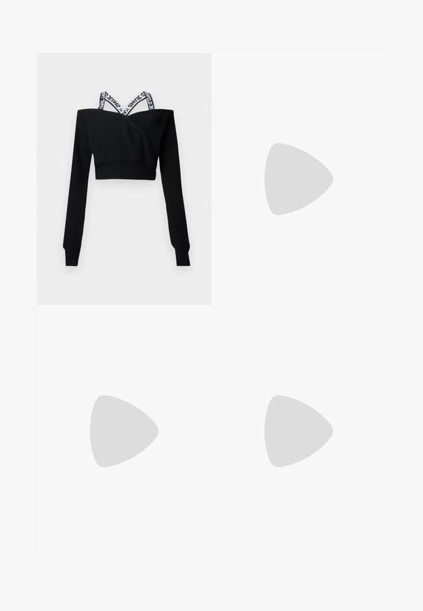 Črni kratki pleteni pulover z dolgimi rokavi in belimi obročastimi trakovi z oznako čez ramena.; Črne široke hlače z visokim pasom, gubami spredaj in pasom z zaponko. Narejene so iz gladkega, lahkega materiala.; Črne patentirane usnjene stiletto pete z izostrenim nosom, tremi dekorativnimi pasovi s studenci in blagovno znamko "Karl Lagerfeld" na peti.; Črna usnjena torbica s strukturirano zasnovo, poudarki iz verige in ročaji ter teksturirana površina. Ima pokrov z vidno blagovno znamko.