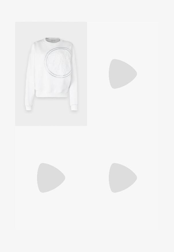 Felpa bianca con collo a giro, caratterizzata da un grande logo in rilievo e sottili dettagli perforati sulla parte anteriore. Texture morbida, vestibilità casual.; Pantaloni neri su misura con un design a gamba dritta, caratterizzati da una texture liscia e pieghe ben definite sul davanti. Senza hardware visibile.; Tacchi slingback in pelle nera con punta affusolata, caratterizzati da un tacco alto e un accento dorato sulla cinghia regolabile. Texture liscia.; Borsa a mano in pelle nera con un design strutturato, caratterizzata da una forma corta, manico superiore e accessori in metallo dorato. Inclusa tracolla regolabile.