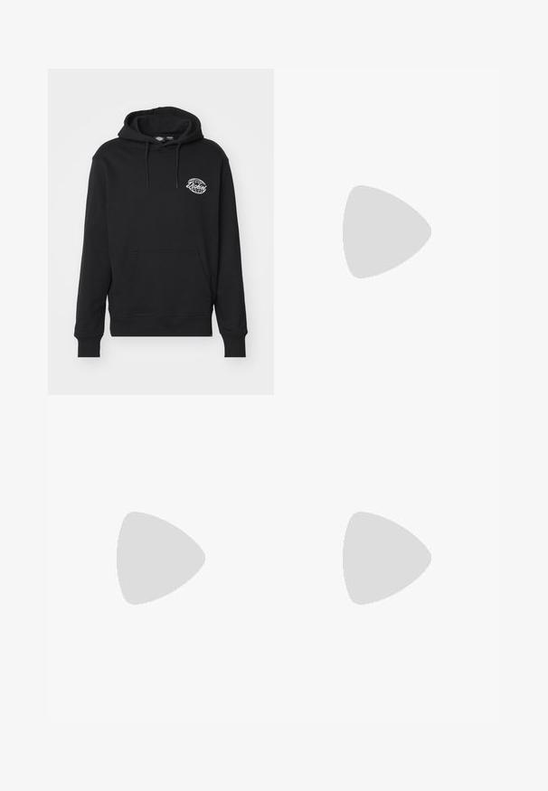 Sudadera negra de mezcla de algodón, con un bolsillo tipo canguro, capucha ajustable con cordón, y un logo blanco en el lado izquierdo del pecho.; Jean de mezclilla azul claro con diseño de pierna recta, con una cintura de altura media, cinco bolsillos y un cierre de botón y cremallera.; Zapatilla negra de cuero con superficie texturizada, logo de Nike en blanco, suela gris, puntera redonda y diseño de encaje. Presenta perforaciones en la puntera.; Cinco anillos de plata: uno con un detalle circular negro, uno con un patrón geométrico en blanco y negro, y otros con diversas formas y acabados.
