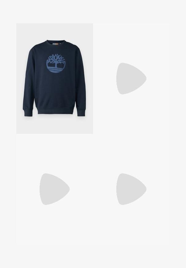 Timberland TREE LOGO CREW NECK  - Felpa - dark sapphire; Jeans in denim blu scuro con taglio dritto, design a cinque tasche, chiusura con bottone in metallo e cuciture in contrasto, caratterizzati da una leggera trama.; Sneaker grigia e bianca con tomaia in suede e pelle, punta arrotondata, lacci piatti e soletta in gomma con un accento color caramello.; Occhiali da sole rettangolari marroni con lenti colorate, montatura in plastica e dettagli in metallo sui lati. Presentano un design elegante e una superficie liscia.