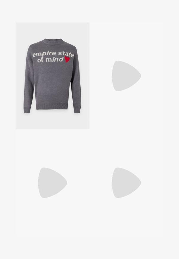Maglione grigio a maglia con la scritta "empire state of mind" in bianco e un accento a forma di cuore rosso. Collo a giro e orlo e polsini a coste.; Pullover marrone lavorato a maglia con colletto polo, tre bottoni al collo e maniche lunghe. Texture morbida, polsini e orlo a costine.; Jeans in denim blu chiaro con vestibilità dritta, vita alta, cinque tasche e chiusura con bottone superiore. Presentano un lavaggio sbiadito e cuciture a contrasto.; Sneaker bianco con accenti neri e grigi, dotata di una punta grigia testurizzata, suola in gomma nera e lacci bianchi piatti. Design pulito, stile minimalista.