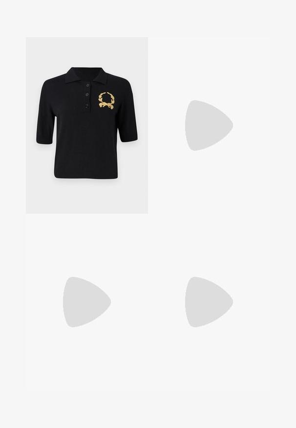 Μαύρο πόλο μπλουζάκι κοντό μανίκι φτιαγμένο από μαλακό ύφασμα, με γιακά, τρία κουμπιά και χρυσό έμβλημα με φύλλα δάφνης στο αριστερό στήθος.; Μαύρα ψηλόμεσα τζιν παντελόνια με ίσια γραμμή, φτιαγμένα από τζιν ύφασμα. Διαθέτουν κλείσιμο με κουμπιά, αλουμινένια εξαρτήματα σε χολτ κόκκινο χρώμα και αντίθετες ραφές.; Μαύρο και λευκό Nike Dunk Low sneaker με δερμάτινο πάνω μέρος, περφοραρισμένο μπροστινό μέρος και μαύρες γλώσσες, διαθέτει λευκή σόλα και λογότυπα.; Γυαλιά ηλίου με χρυσό μεταλλικό σκελετό και σκούρο πράσινο φακό, στυλ πιλότου, με λεπτά χερούλια και καβουροειδείς λεπτομέρειες στις άκρες.; Μαύρη τσάντα tote με γεωμετρικό σχέδιο, κατασκευασμένη από υλικό με υφή. Διαθέτει ανθεκτικούς ιμάντες και ετικέτα, με δομημένο σχήμα.