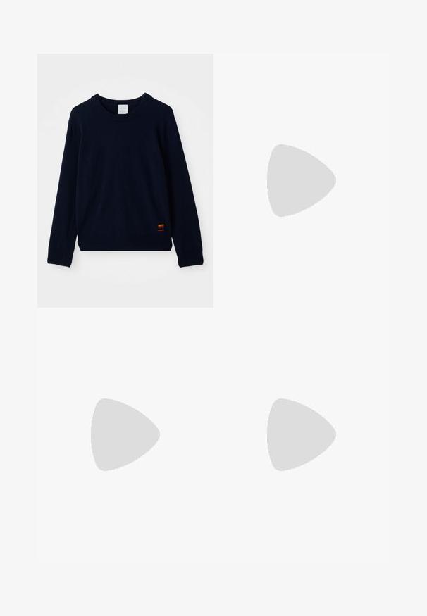 Sweater de mangas longas em azul marinho, com gola redonda, punhos e barra canelados, apresentando um pequeno patch listrado multicolorido perto da parte inferior.; Jeans azul de perna larga com cintura alta, apresentando um fecho de botão, passantes para cinto e detalhes de costura discretos ao longo dos bolsos e das bainhas.; Loeffler Randall DAHLIA BOW LOW HEEL - Sandálias - blue; Bolsa de mão em couro castanho com um design franzido, uma alça curta em couro e uma alça de corrente. Apresenta um fecho de metal prateado com dois detalhes redondos.