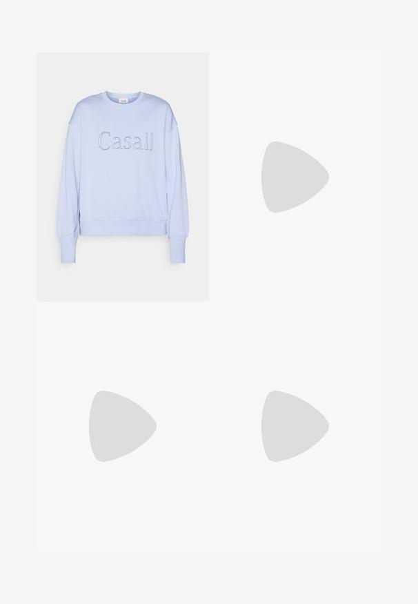 Sweatshirt albastru deschis cu mânecă lungă. Prezentă un gât rotund și logo-ul 'Casall' brodat cu fir contrastant. Textură de stofă moale.; Sutien sportiv negru cu un design ajustat, bretele late și un overlay din plasă pe față. Textură netedă și cusături minime. Logo-ul Nike pe tiv.; Shorts sportivi negri dintr-un material elastic, având un tiv înalt și detalii cu cusut plat. Concepuți pentru confort și mobilitate.; Pantofii sport albi cu un superior din tricot texturat, o talpă intermediară albă netedă și o talpă din cauciuc cu un model subtil.