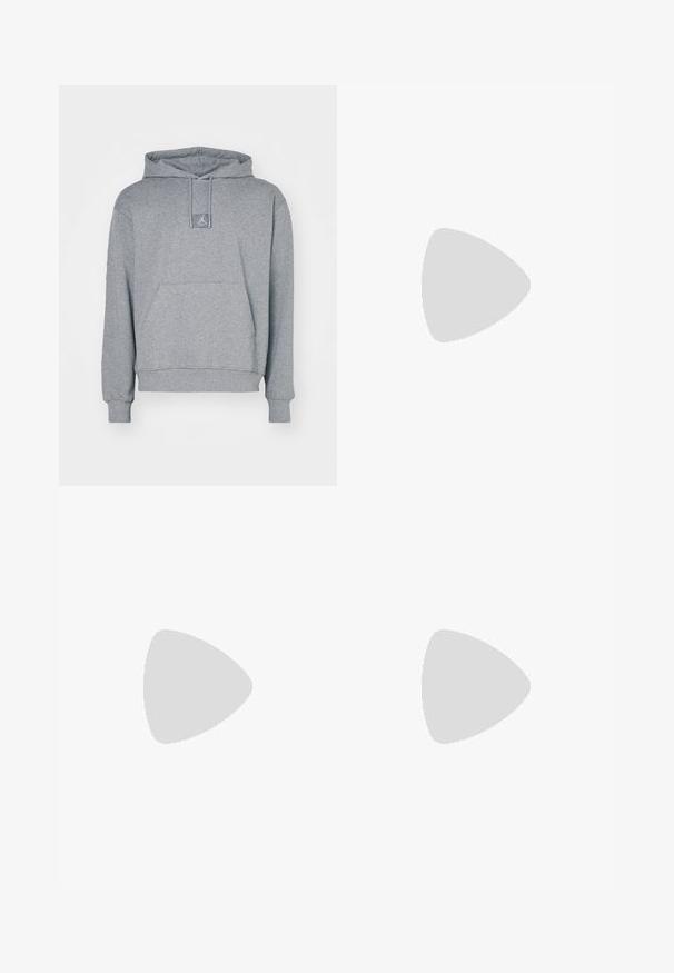 Sudadera gris hecha de una suave mezcla de algodón. Presenta un bolsillo canguro frontal, capucha ajustable con cordón y un pequeño parche con el logo en el pecho.; Camiseta blanca de algodón con mangas cortas, cuello redondo, corte relajado y sin logotipos ni patrones visibles. Textura suave y diseño minimalista.; Pantalones de chándal negros hechos de tela suave, con una cinturilla elástica con cordón, puños acanalados y un pequeño logo en el muslo izquierdo.; Zapatillas de cuero blanco con perforaciones, punta redonda, suela plana y cordones gruesos, con un logo de swoosh visible y "AIR" en el talón.