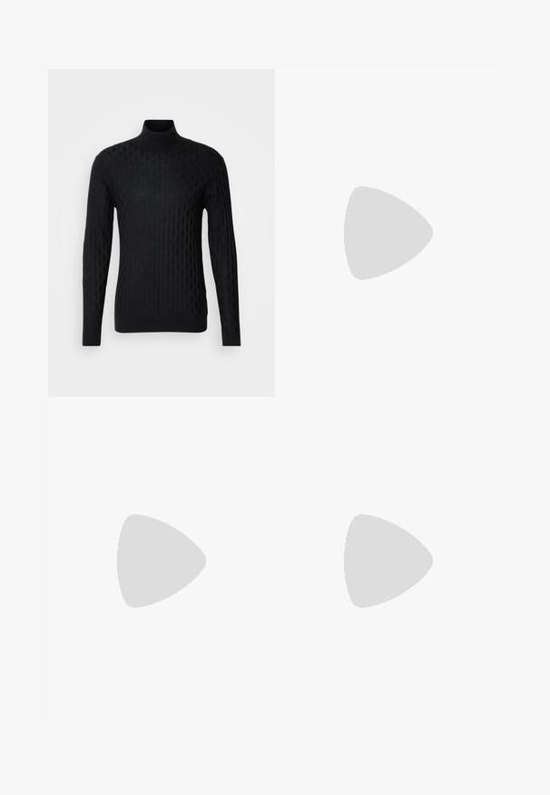 Pulover negru cu guler înalt, cu un model texturat în diamante, realizat din material tricotat, având mâneci lungi și o siluetă ajustată.; Jeans negri din denim cu un design drept, prevăzuți cu închidere cu button, cinci buzunare și cusături minime pentru un aspect curat.; Pantofii din piele neagră, cu șireturi, au vârful rotunjit, o textură netedă, cusături minime și un toc de cauciuc scăzut. Logo pe toc.; Geanta duffel neagră, realizată dintr-un material sintetic texturat. Dispune de două mânere și o curea de umăr ajustabilă. Design simplu, fără modele vizibile.