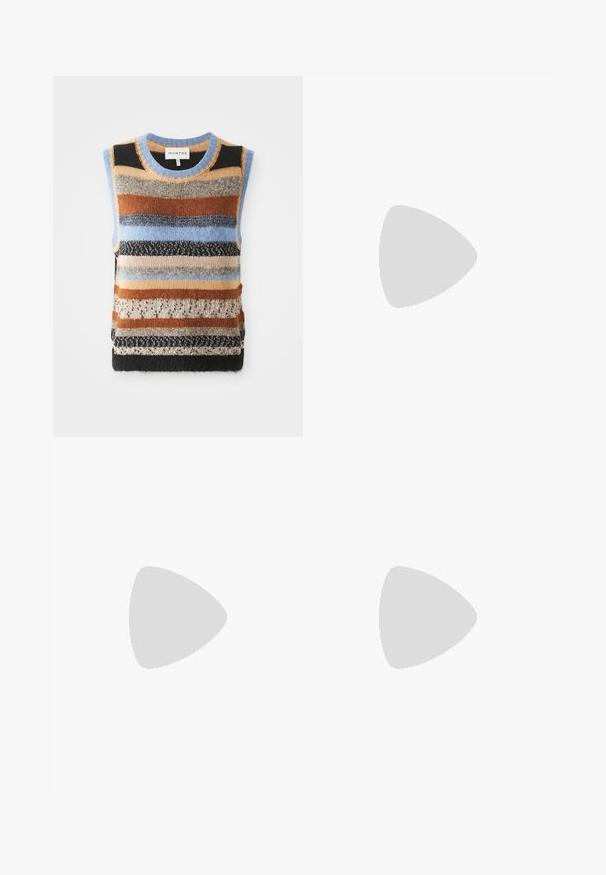 Jersey sin mangas con franjas horizontales multicolores en marrones, azules y cremosos; secciones de textura contrastante y suaves.; Pantalones cortos negros hasta la rodilla hechos de algodón, con frente plano, lazos para el cinturón y sin bolsillos visibles. Textura suave y ajuste a medida.; Sándalo de tacón alto de piel negra con tiras en el tobillo. Presenta una textura suave, puntera abierta y un tacón delgado. Detalles de hebilla en tono dorado.; Bolso cruzado de cuero negro con dos bolsillos frontales, hebillas doradas, cierre de cremallera y una correa delgada. Superficie texturizada y forma rectangular compacta.