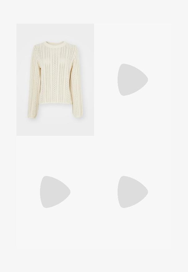 Sweater de malha em tom de creme com um padrão texturizado de riscas verticais e design em renda; possui mangas compridas e um decote redondo.; Calças de couro pretas com uma textura suave, corte reto, cintura elástica e fecho com botão na frente; detalhe plissado e pernas afuniladas.; Bota preta de couro alta com sola de plataforma robusta e salto bloco, apresentando puxador e padrão texturizado na sola.; Bolsa tote preta em couro com textura lisa, forma retangular e duas alças longas. Sem hardware ou enfeites visíveis.
