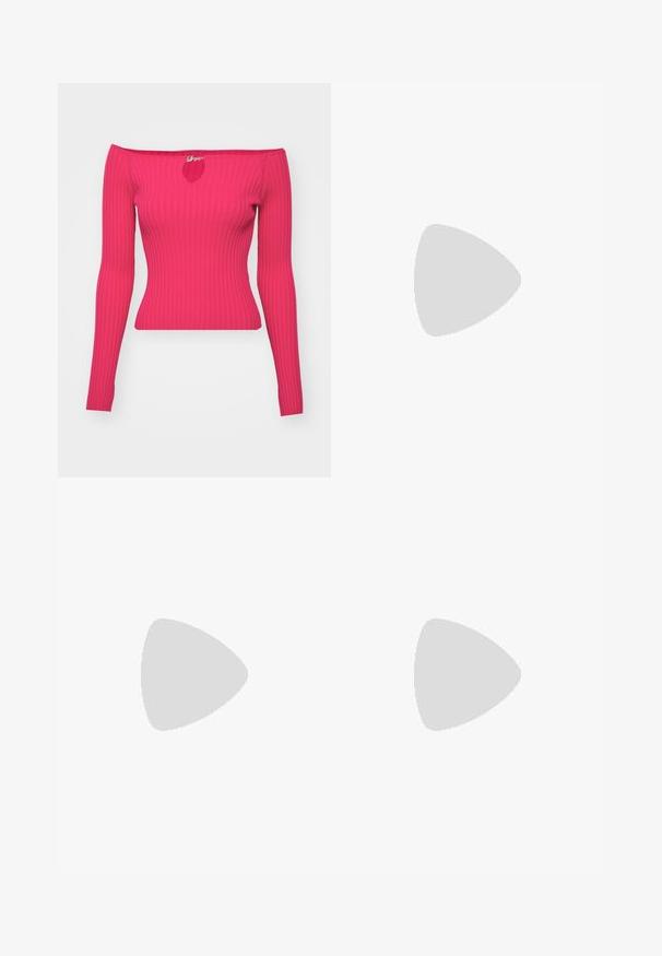Top aderente a maniche lunghe in rosa brillante. Presenta un collo off-the-shoulder con una piccola apertura a forma di chiave. Tessuto liscio, senza pattern.; Pantaloni cargo beige in cotone. Presentano ampie tasche laterali, aperture con cerniera sui polsini e un design rilassato e a gamba larga.; Sneakers bianchi con design perforato, lacci piatti e suola testurizzata. Indossati con pantaloni neri e calze grigie chiare, poggiati su uno sfondo neutro.; Orecchini pendenti in metallo tono argento con un design ovale liscio. Presentano una perla bianca nella parte superiore. Estetica minimalista e moderna.