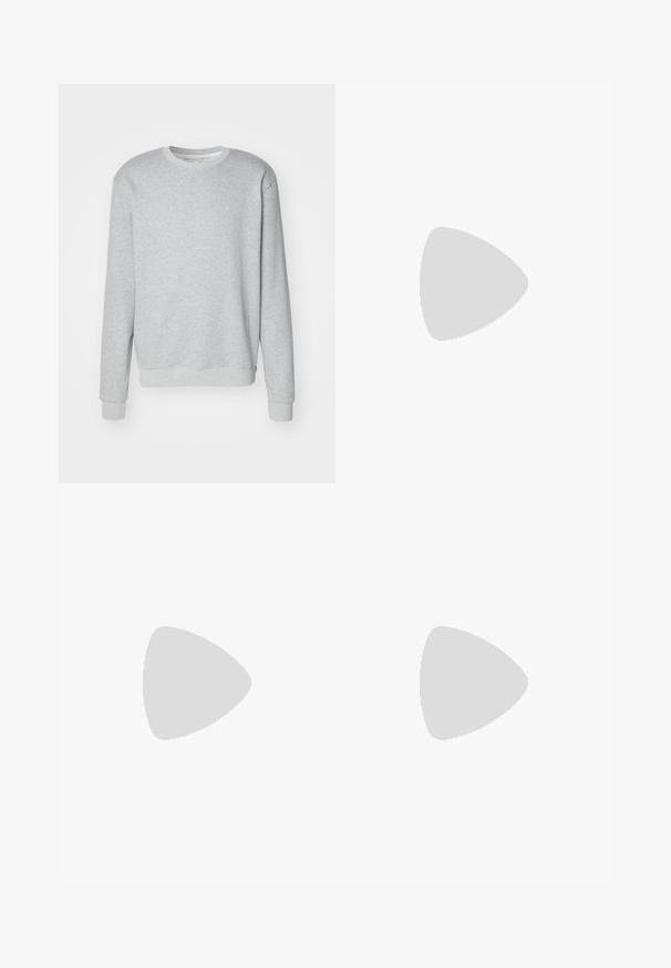 Felpa grigia chiara in morbido cotone, con collo rotondo, maniche lunghe e polsini e orlo a costine. Design semplice e dal fit rilassato.; T-shirt bianca a maniche corte in cotone con scollatura rotonda. Design semplice senza fantasie o accenti. Texture liscia.; Filippa K TERRY CROPPED TROUSERS - Pantaloni - sage melange; Mocassini neri in pelle con una texture liscia, punta arrotondata e una striscia decorativa sulla tomaia. Tacco basso impilato, design minimalista.