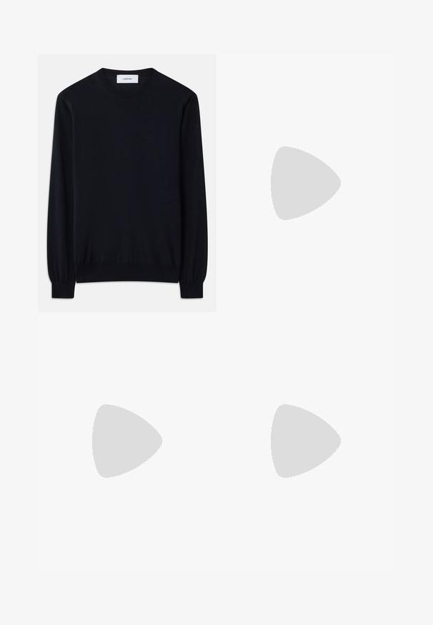 Melnas kreklu piedurknēm bez apkakles, izgatavots no līdzenas adīta auduma. Ilgas piedurknes ar pieguļošām aprocēm un brīvs piegriezums visā ķermenī.; Melna īsām piedurknēm T-krekls ar apļa izgriezumu un nelielu izšūtu oranžu lapsas logo kreisajā krūtīs.; Izsistās džinsās gaisā zaļā krāsā, ar taisnu kāju, piecu kabatu dizainu un nevienmērīgu izbalēšanu, kā arī krāsas šļakatas.; Melnas ādas kurpes ar gludu tekstūru, noapaļu purngalu un dekoratīvu siksniņu pāri priekšpusei. Zems sakrauts papēdis, minimālisma dizains.