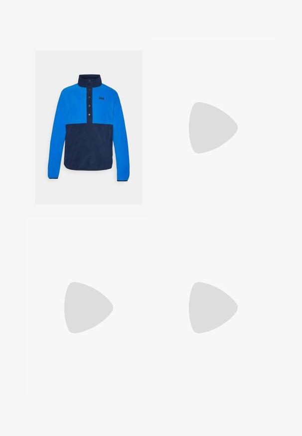 Flis pulover v svetlo modri in mornarsko modri barvi. Ima visok ovratnik, zatične gumbe in logotip na prsih. Mehak material in sproščen dizajn.; Črna majica iz gladkega materiala s krožnim izrezom, na ramenih pa ima tri zelene črte in majhen zelen logotip na prsih.; Bela bombažna cargo hlače z udobnim krojem. Značilnosti vključujejo sprednje žepe, zlato poudarjeno kovinsko opremo in ojačane kolenske dele.; adidas Originals GAZELLE - Dvoranske nogometne kopačke - real madrid/bluebird/footwear white/crew yellow