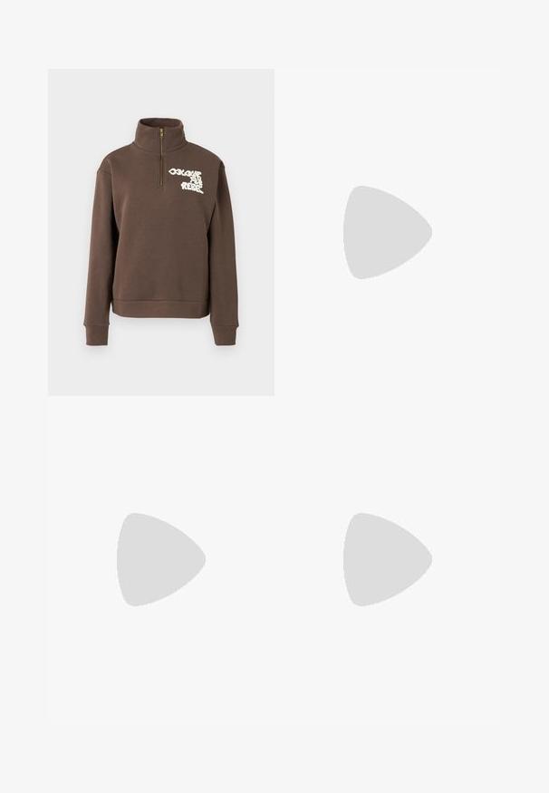 Bruine sweatshirt met een hoge kraag, halve rits en geribde manchetten. Voorzien van witte tekst op de linkerborst. Zachte katoenmix.; Zwart cropped t-shirt van katoen, met korte mouwen, een ronde halslijn en een klein wit logo op de linkerborst.; Wijdgesneden denim jeans van middelzware blauwe katoenstof. Bevat een klassieke vijf-pocket ontwerp en een ritssluiting met knoopsluiting.; Witte leren sneaker met beige suède accenten, geperforeerde neus, platte veters en een gestructureerde crèmekleurige zool. Heeft subtiele branding op de hak.