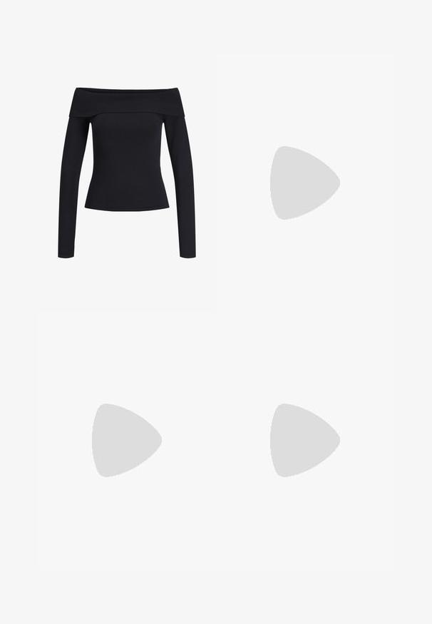 Fekete bordázott, váll nélküli felső hosszú ujjakkal, testhezálló fazonnal, sima textúrával és széles nyakkivágással. Egyszerű és elegáns.; Fekete ruha, ajustált pántos felsőrésszel és bő, fodros szoknyával. Sima textúra, puha anyagból készült, látható minták nélkül.; Fekete platform szandál, keresztezett pántokkal, ezüst hardware-rel és fehér varrással. Vastag talppal és nyitott orral tervezték.; Piros bőrtáska struktúrált dizájnnal, felső fogantyúval és elülső masni díszítéssel. Simább textúra varrott szélekkel.